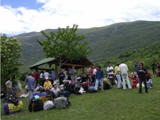  Grupo de participantes descansando en un picnic 